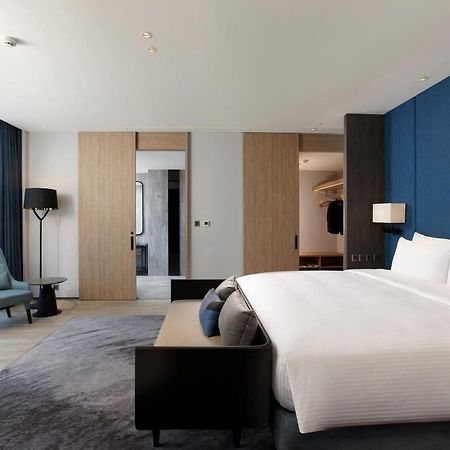 Cozzi Blu Hotel Zhongli Bagian luar foto A bedroom at the hotel