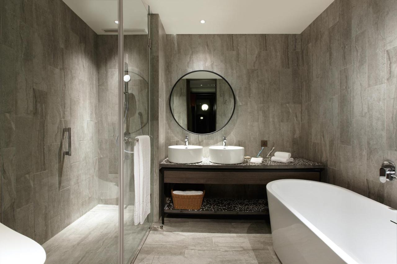 Cozzi Blu Hotel Zhongli Bagian luar foto Bathroom